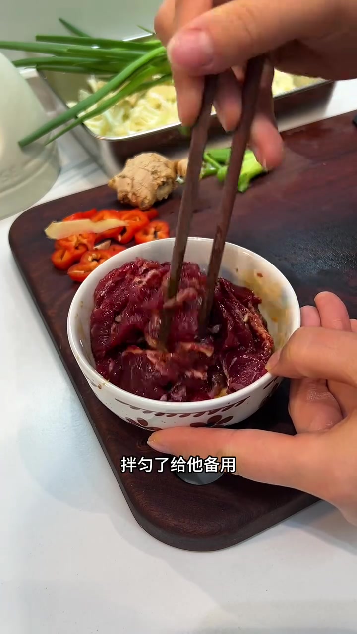 晚餐把小朋友心心念念的排骨安排上了，软烂入味酸甜可口太好吃了