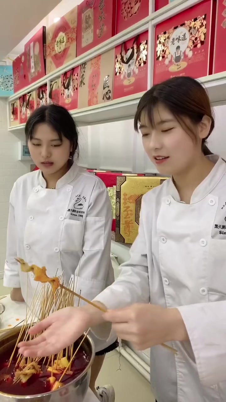 本来就想来DIY个蛋糕，没想到啊，除了蛋糕什么甜品啊，中餐啊，这么多好吃的随便吃，而且还可