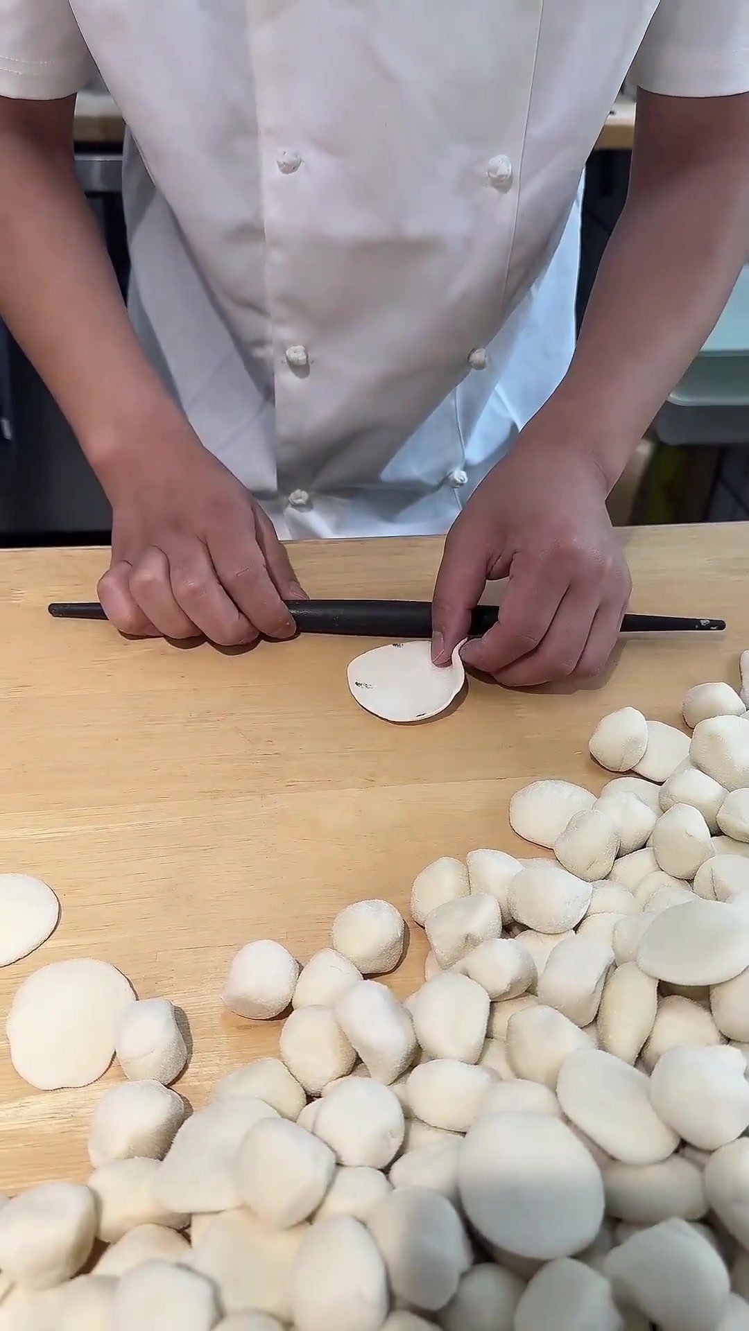 饺子擀皮的专业方法，4下就能擀一个皮，学会这方法我也去开店饺子和面擀皮方法，四杖皮教程