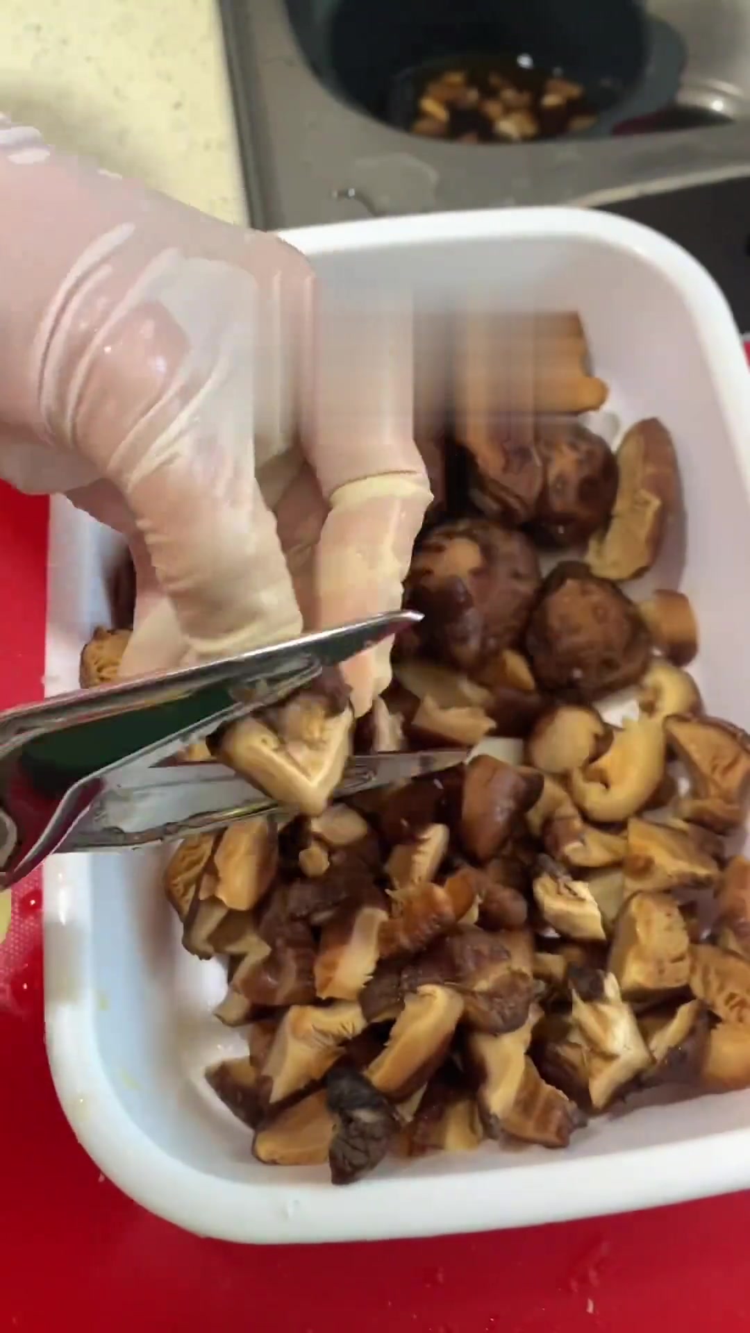 做午饭的时间抽空给弟弟整两个小菜，着急忙慌的感觉像极了上战场！也不知道他会不会感动，反正我