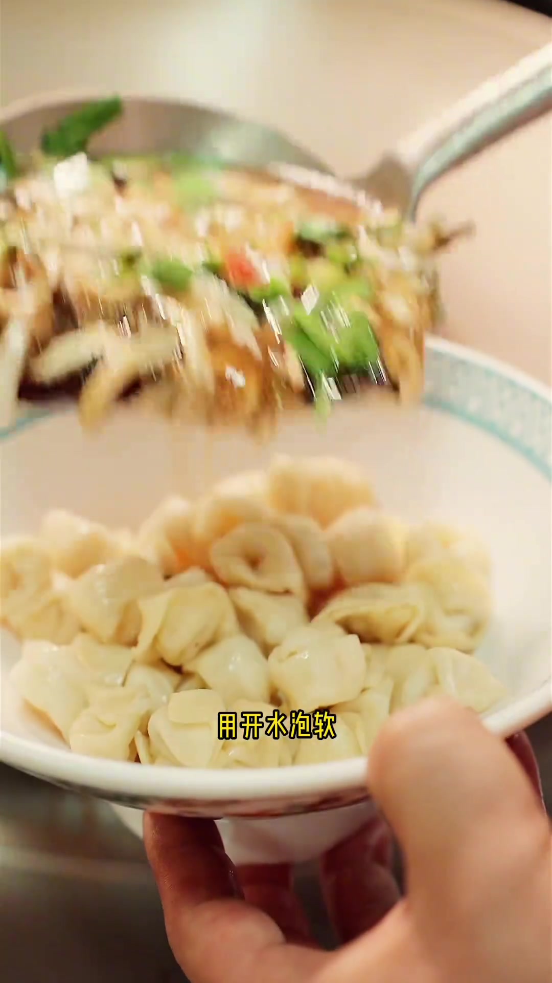 我是努力为韩城人民做好传统美食的燕姐做好非遗传承是我们的使命欢迎大家来韩城品尝我们的非遗美