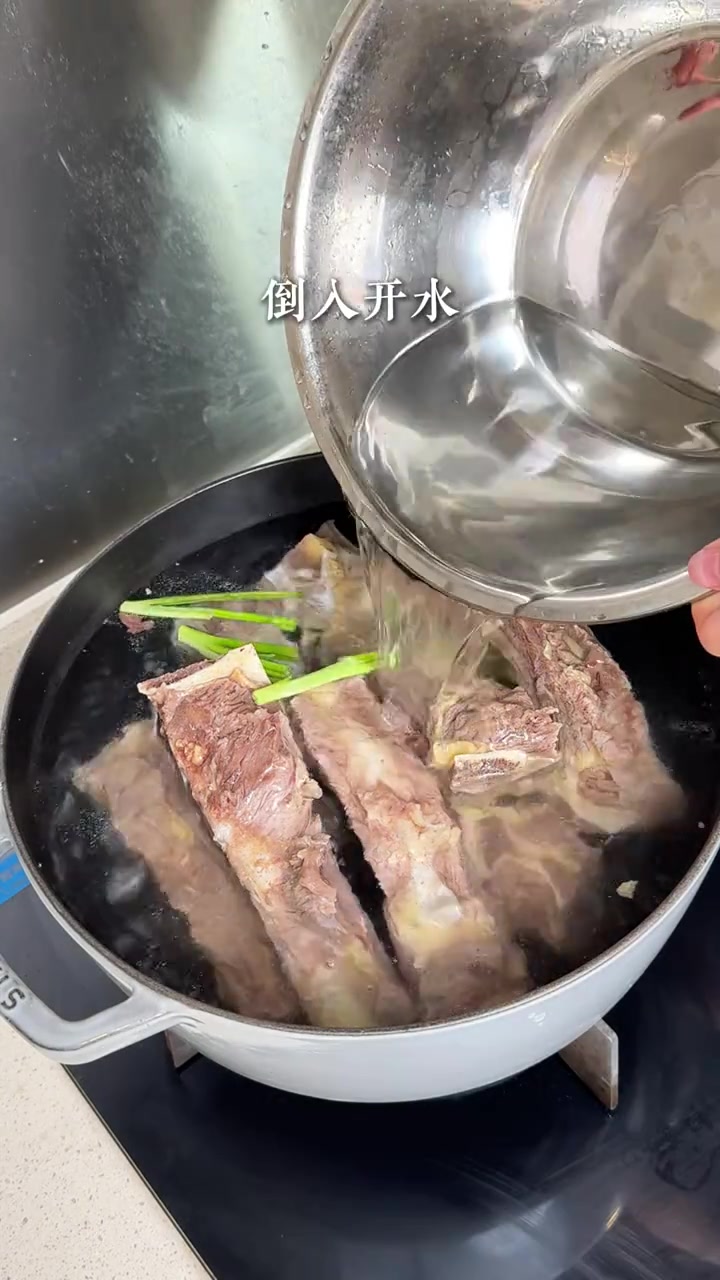 品质好的牛肋排就适合做清炖,原汁原味,又香又嫩,大口吃肉小口喝汤别提有多爽了~