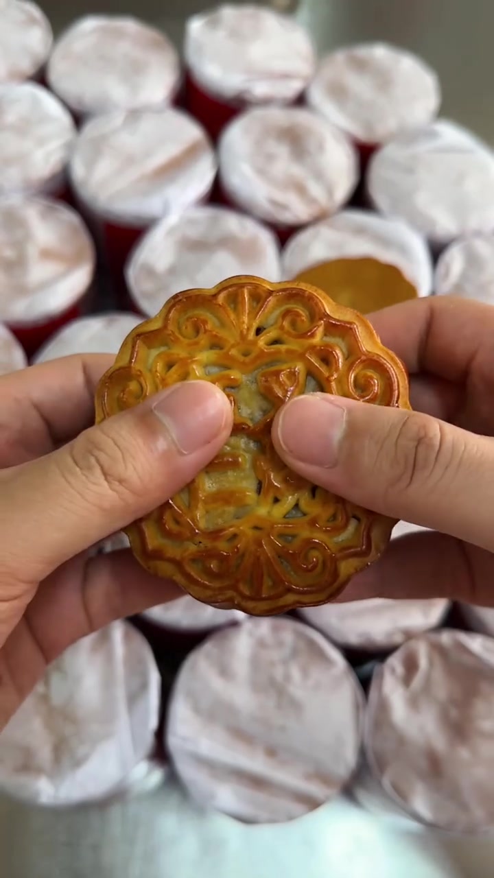 老式纸筒月饼，这个包装虽然看着土土的，小时候想吃都没得吃。都是回忆啊