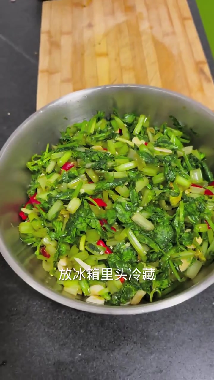 别总炒芹菜吃啦，试试这清脆爽口的芹菜小咸菜做法