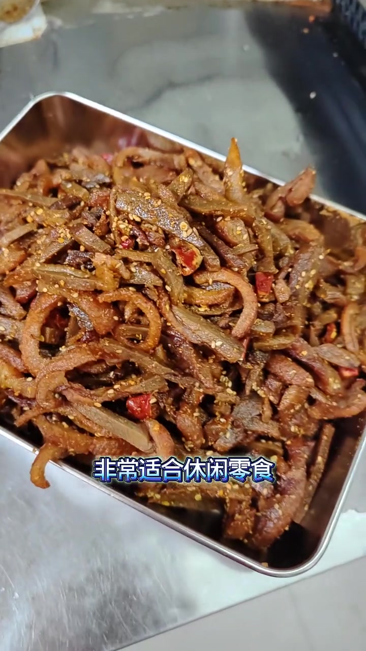 风干鸭胸肉做法分享。切筷子粗就可以，太粗吃着不脆。想学习