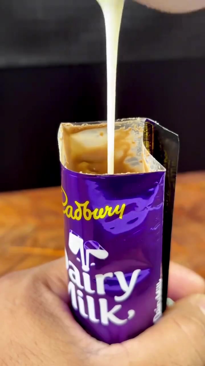 5浓浓巧克力冰淇淋!家里正好有块牛奶巧克力,就打成冰淇淋吧!不需要淡奶油 不需要冰淇淋机