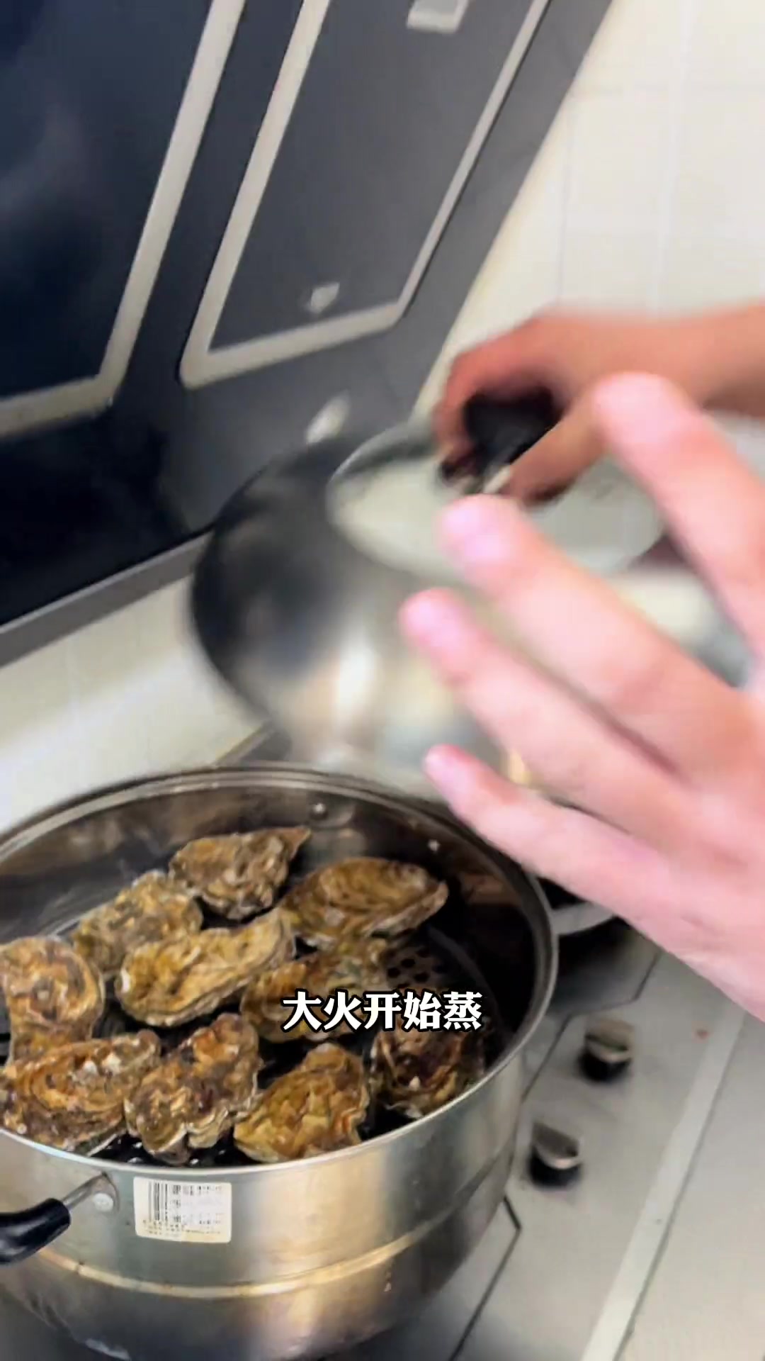 蒸好了的生蚝原汁原味吃就十分鲜美了,再配上料汁那就更完美了