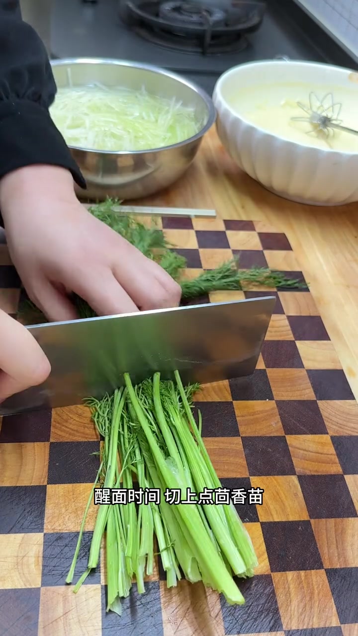 喜欢吃饼子的朋友，一定要试试这个茴香煎饼