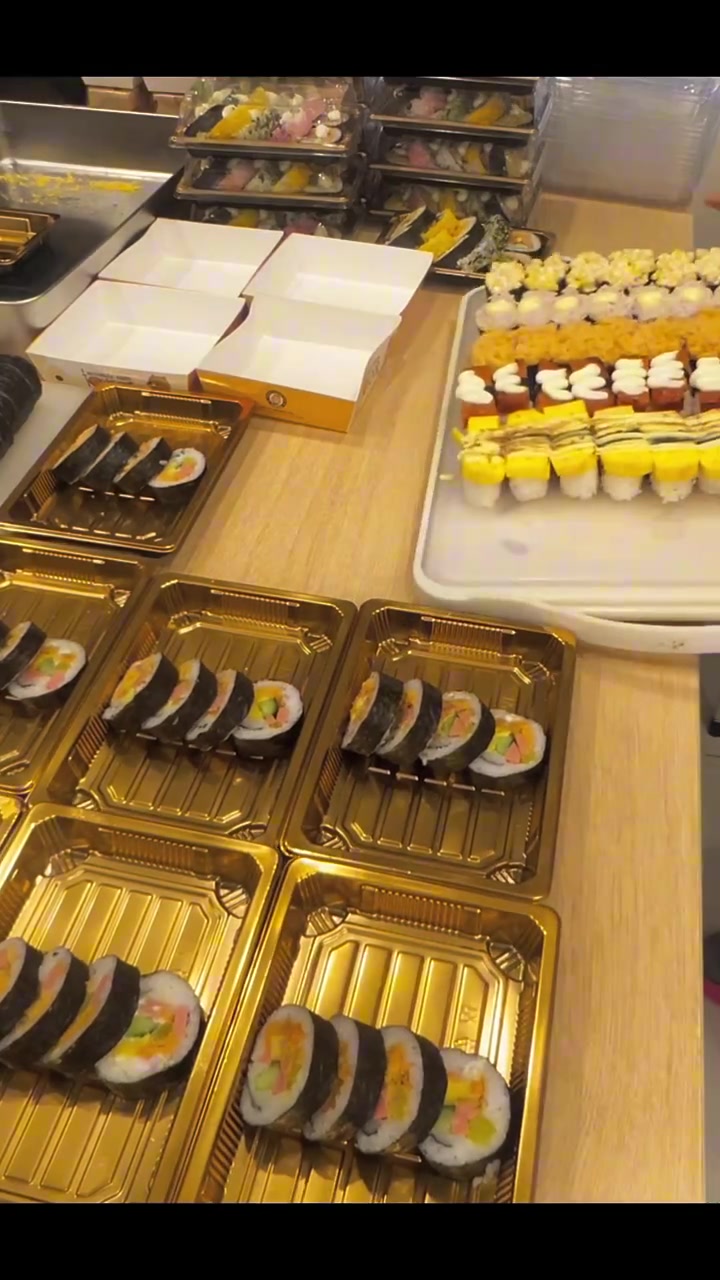 90后宝妈早上4点起床做寿司饭团摆摊