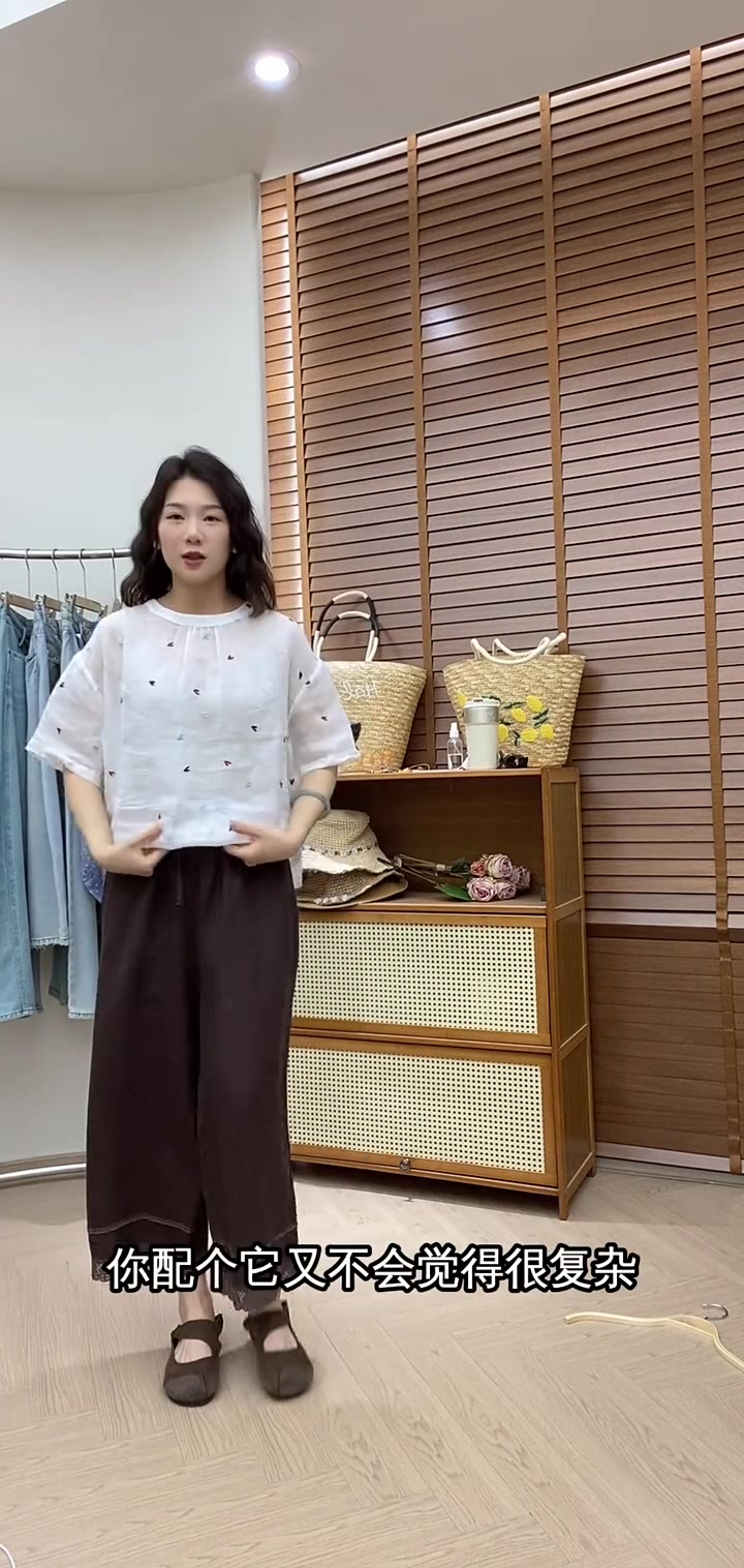 双面双穿粉色上衣,白色搭配咖色裤子,时尚百搭