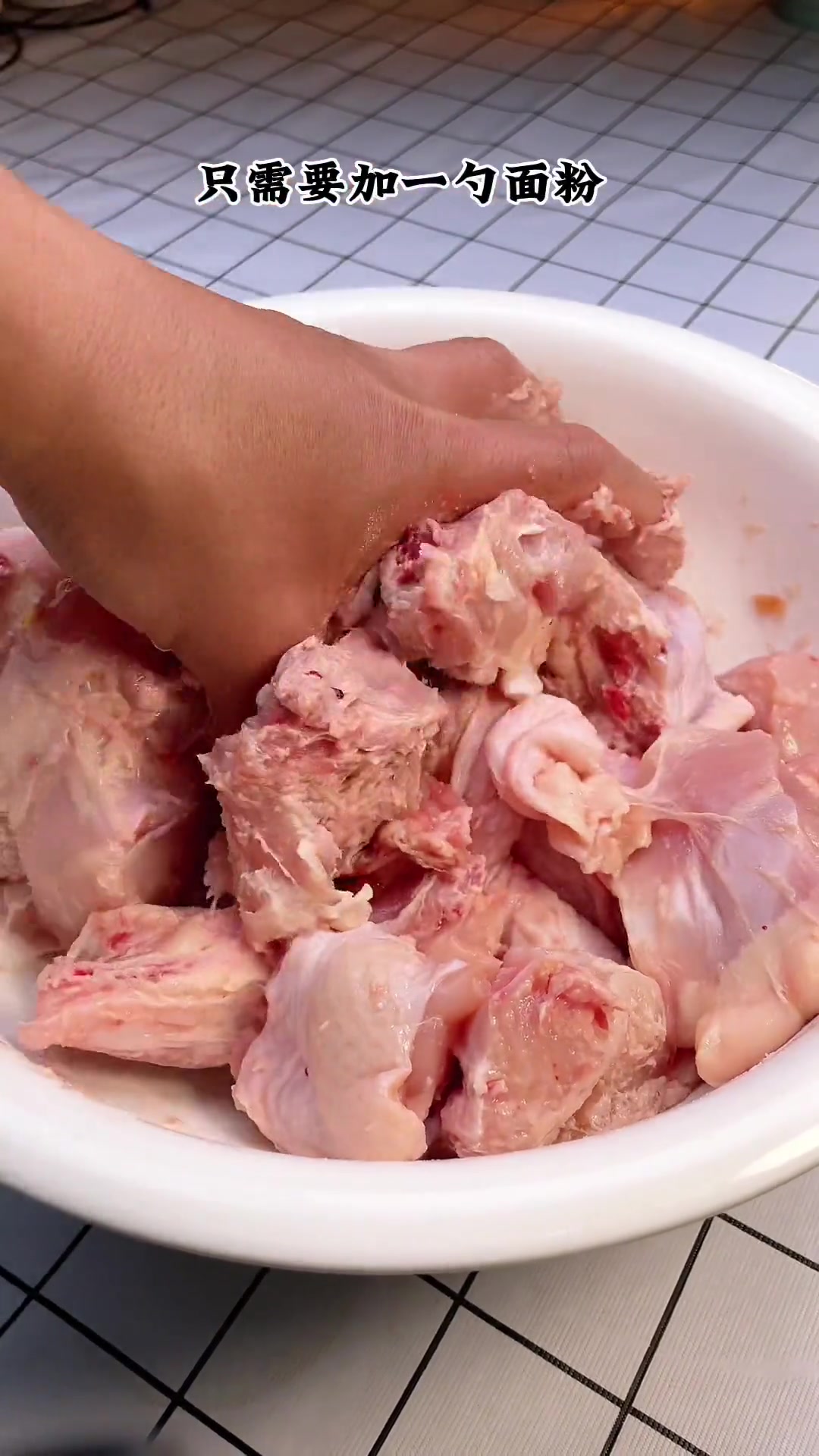 家里买的鸡别总红烧煲汤，试试辣椒炒鸡，汤汁超下饭