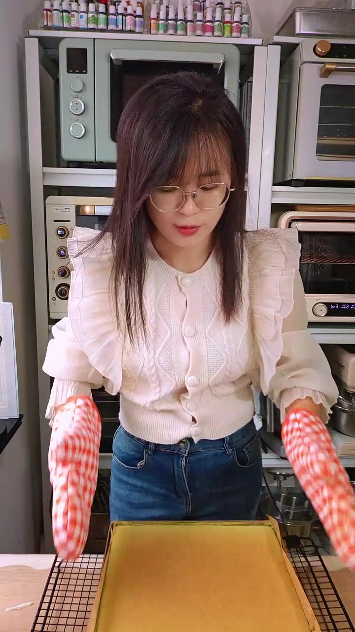 这颜值真的爱了爱了！又好看又好吃的开心果奶油蛋糕，双重口感，一口下去超满足！