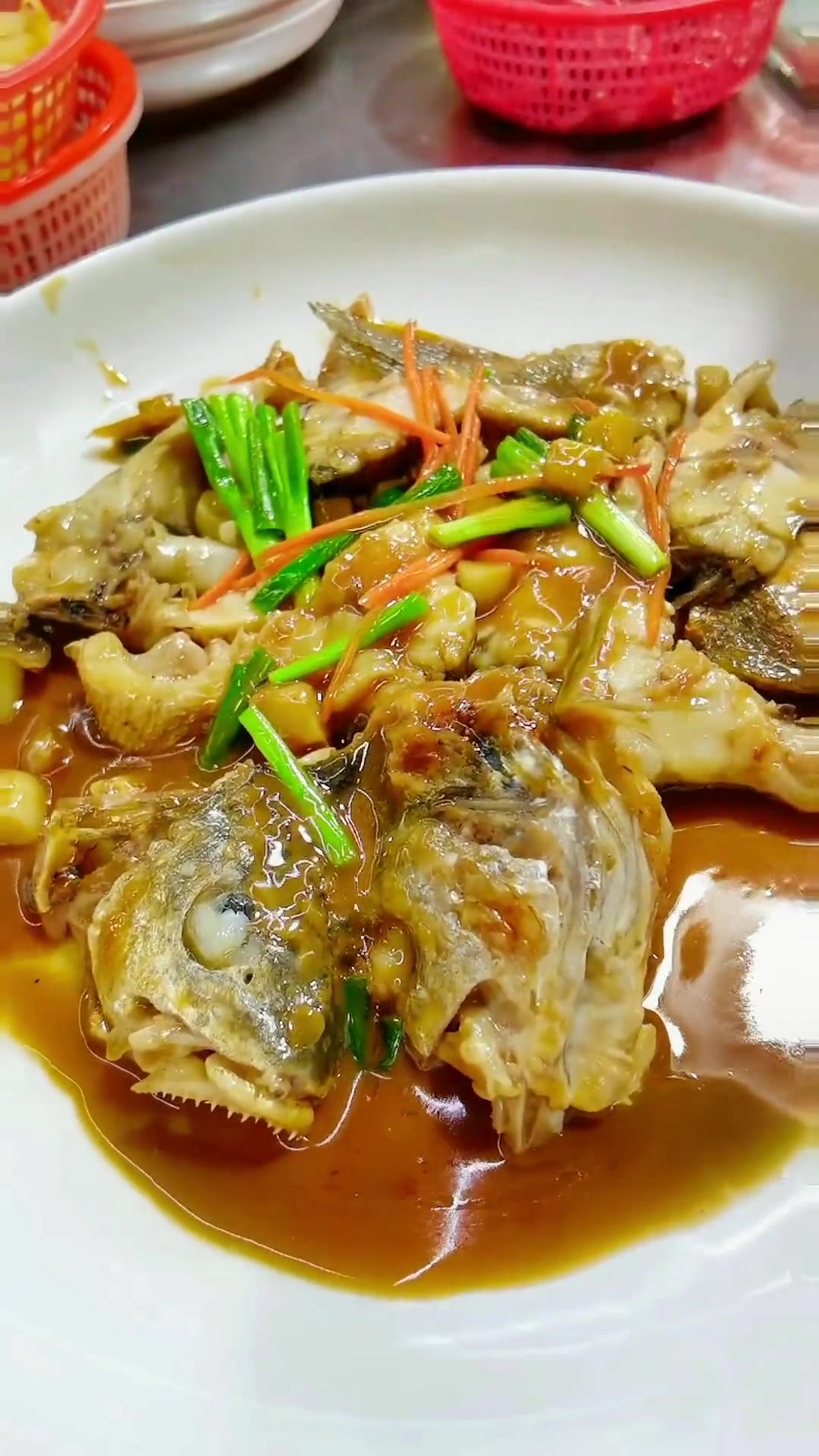 黄山鱼是黄鱼的表亲,放点猪油家烧,肉质细腻味道鲜美,比黄鱼更好吃