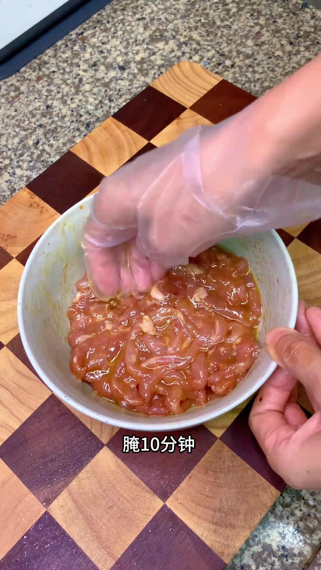 汤汁浓郁、酸爽开胃的酸菜肉丝面，超爱这黏糊汤面！