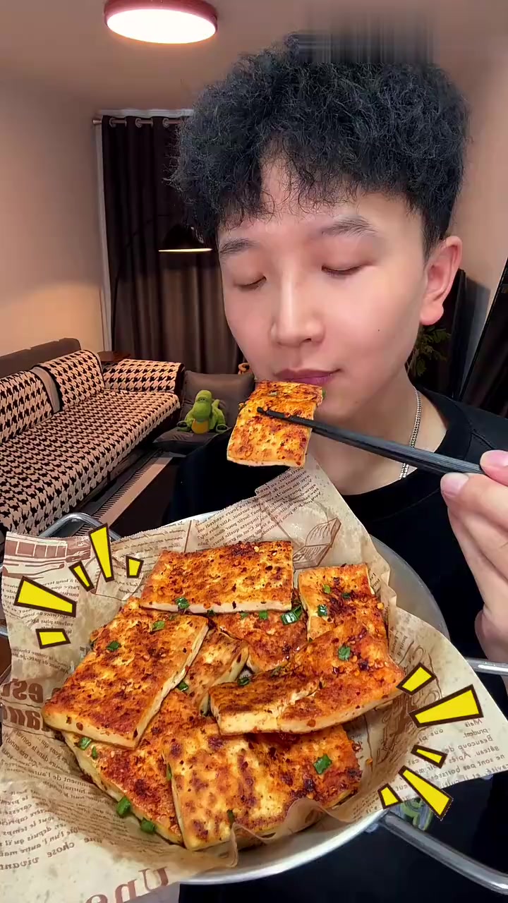 好吃不胖人秒杀路边摊！烧烤铁板豆腐！低成本麻辣焦香又简单！炫儿吧嘎嘎香！