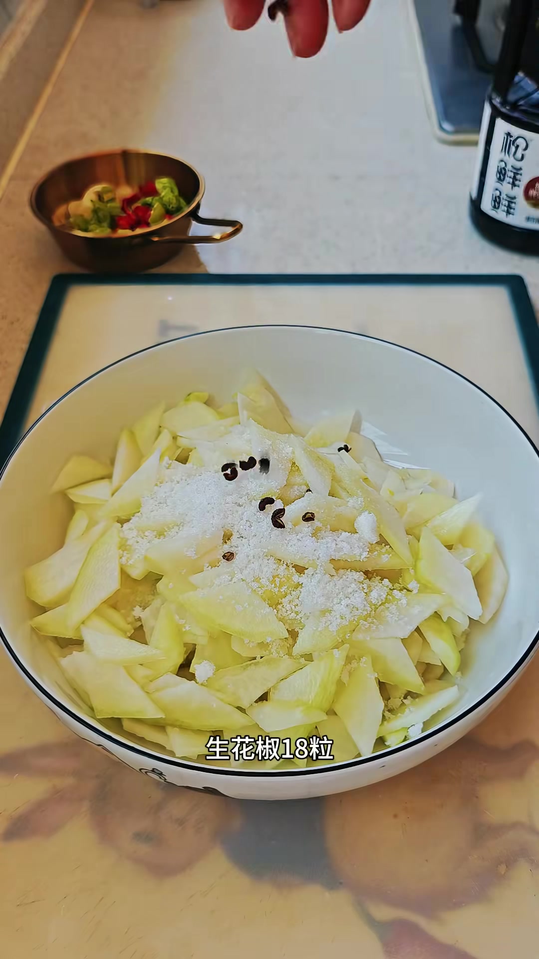 简单腌制的苤蓝，清脆爽口，解腻又下饭