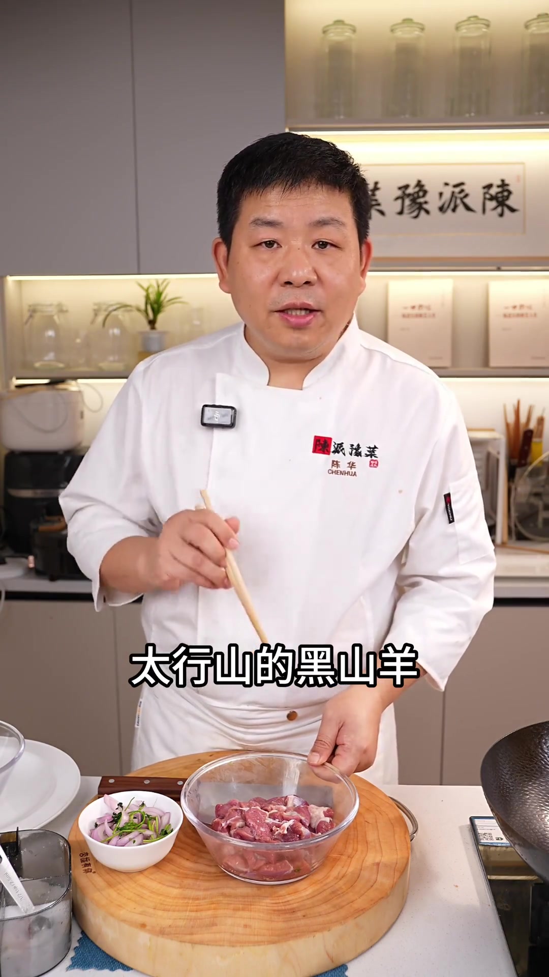 这样做孜然羊肉能和烤串媲美，烙饼一卷超棒