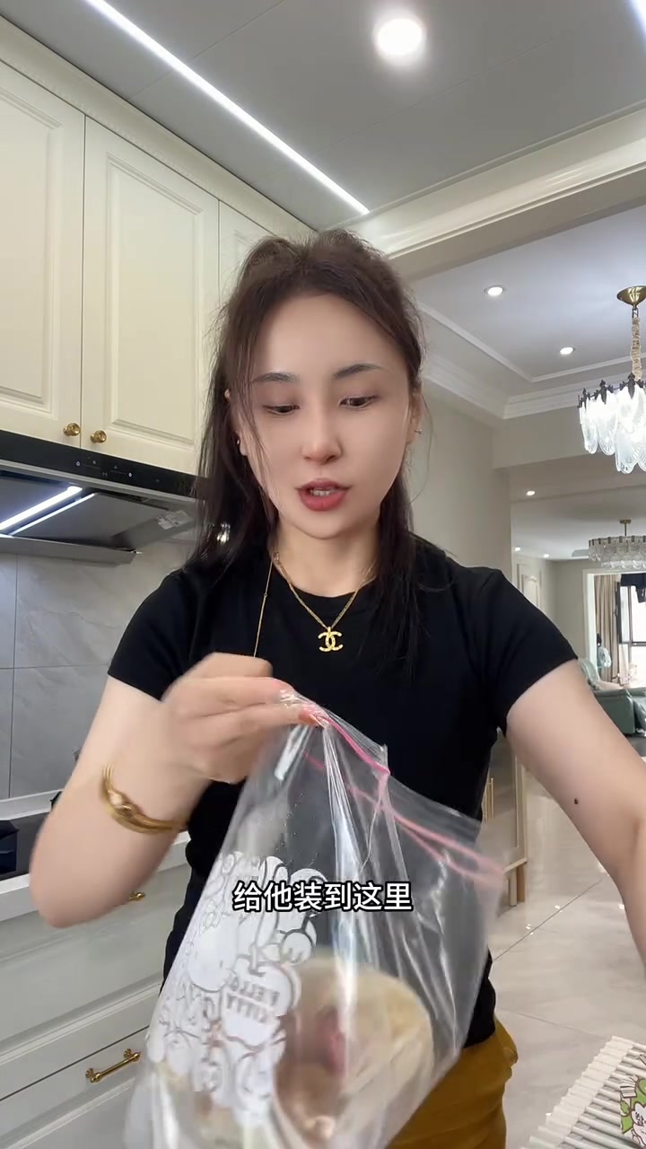 青菜可以水煮后冷冻,但金针菇不宜,口感变差,老式麻辣烫更健康