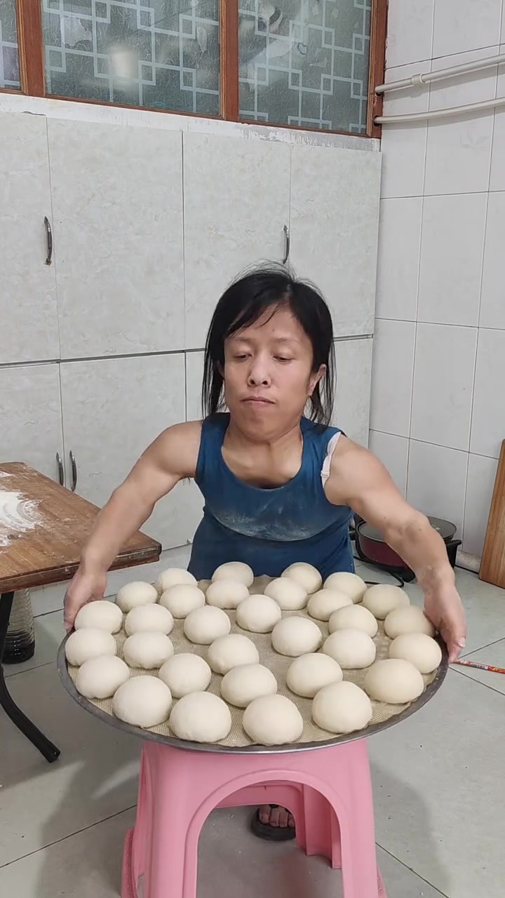 十多天没蒸馒头了,今天用发面宝蒸锅馒头!刚出锅的馒头白白胖胖,蓬松香软～发面宝果然省心,厨