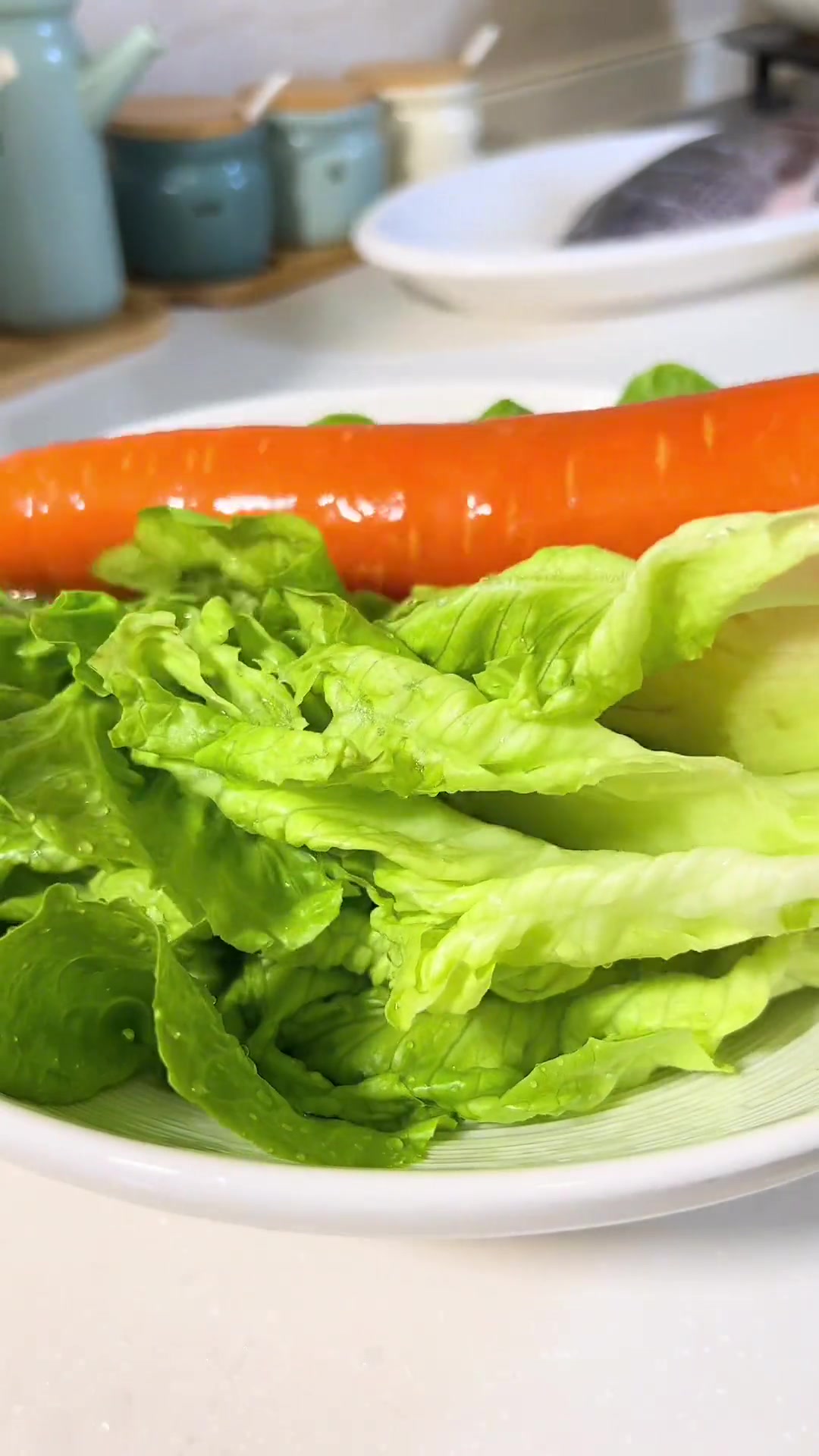 下班后，直奔菜市场花28块，回家做了一顿“傣味菜包鱼”，搭配灵魂蘸料简直太板扎了～