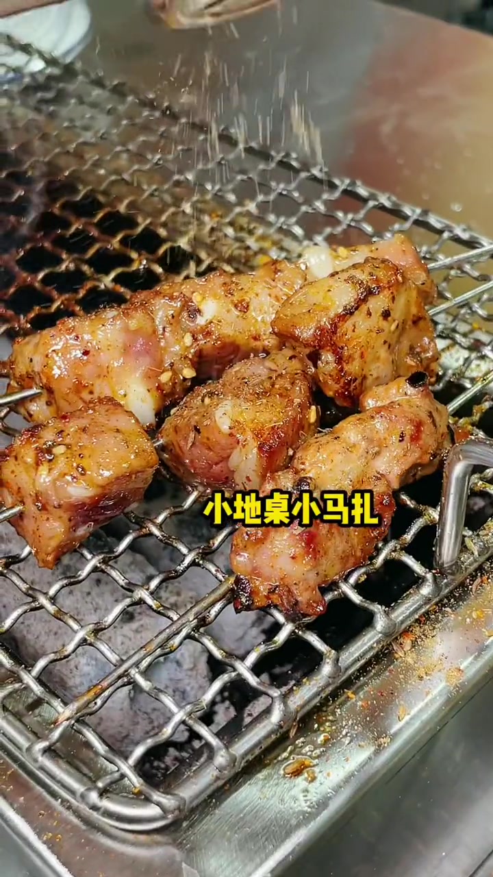 露天、地桌、马扎!这样氛围感满满的烧烤店想不都难!
