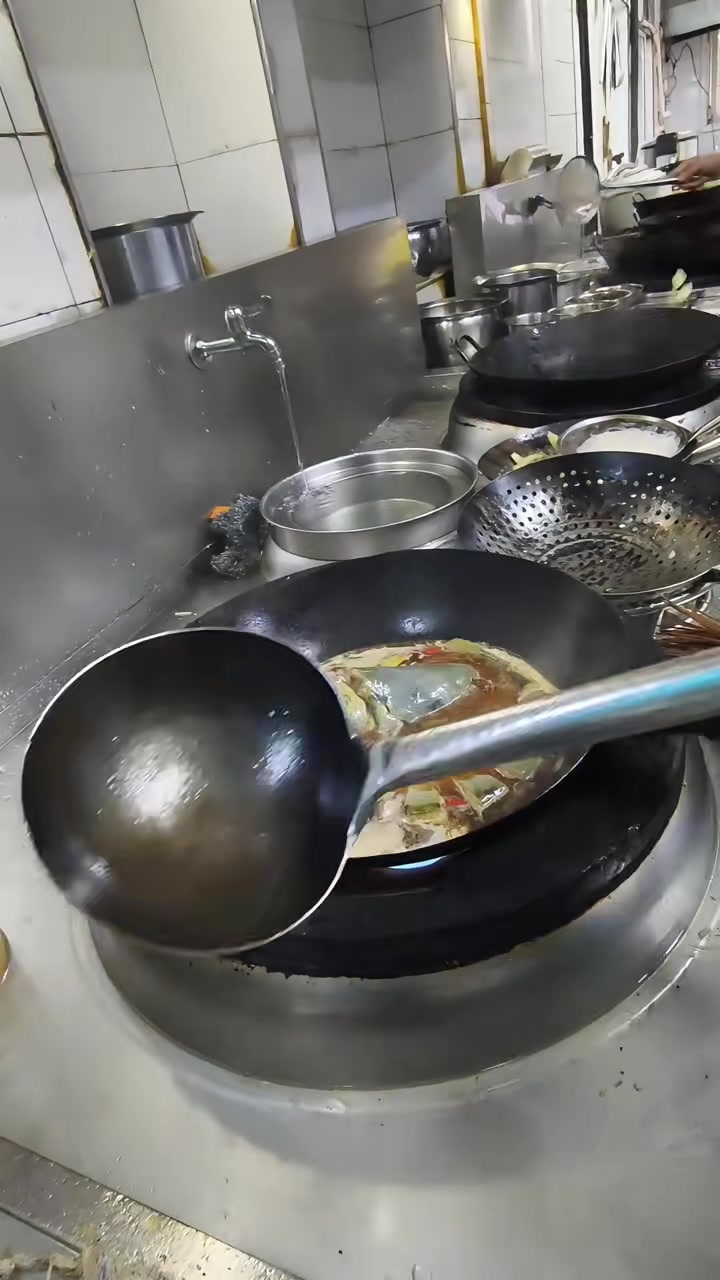 鲜嫩大蒜烧出肥美白鲶鱼！