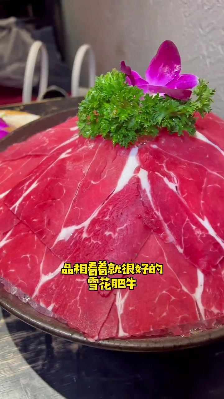 在西安吃到了很成都的火锅,火红的锅底,超新鲜的食材