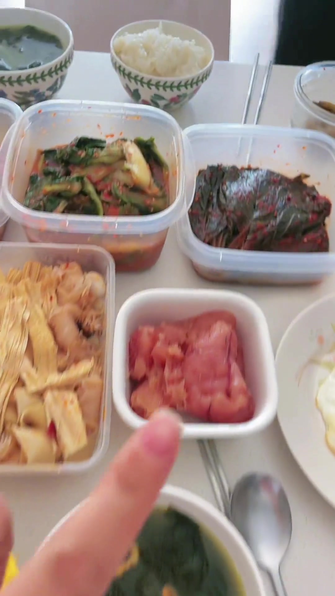 开饭啦海带汤鱼籽辣白菜鸡蛋酥子叶超香