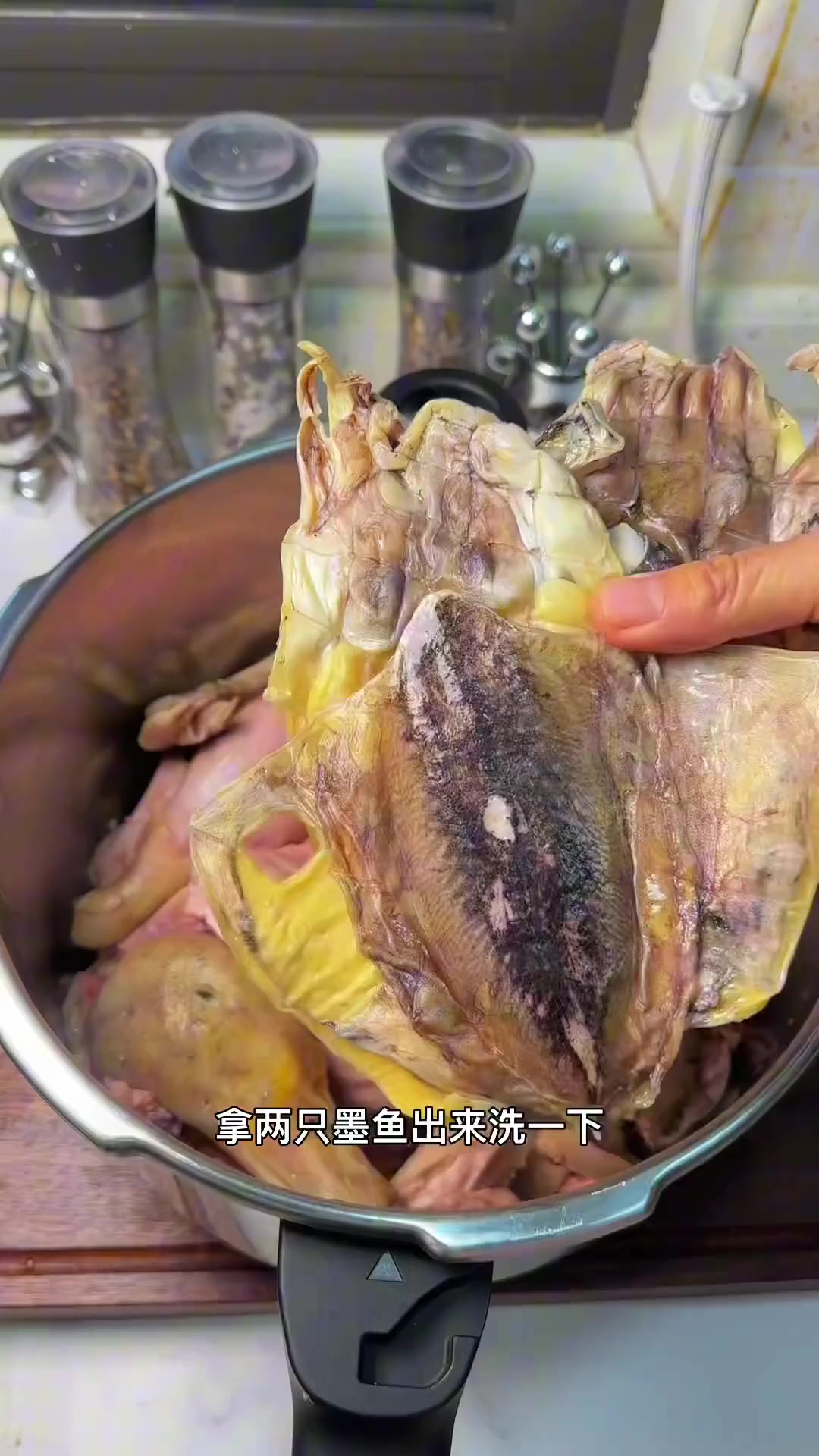 闽南人从小爱喝的墨鱼炖汤，女人月子也爱喝