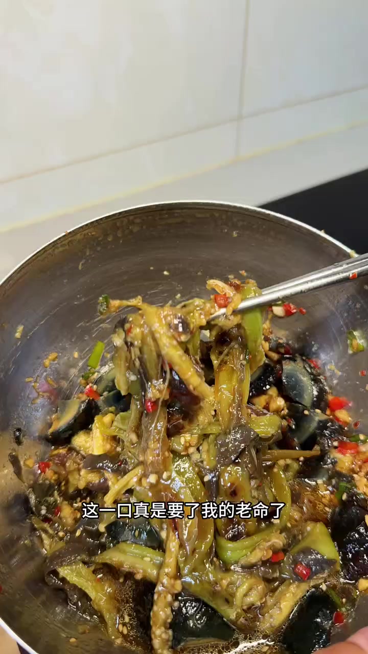 适合夏天的美食“凉拌茄子”清爽开胃。比肉都香的茄子做法 邪修 级简单。下饭又好吃。估计没有