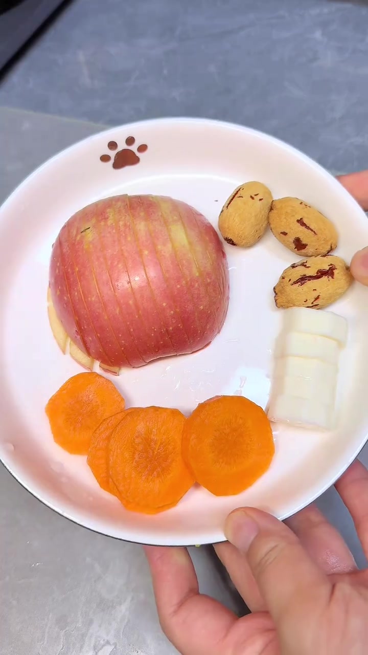 夏天宝宝出汗多，还总挑食没胃口？试试这碗苹果四物汤，甜味来自食材本身，不加糖也爱喝！天然食