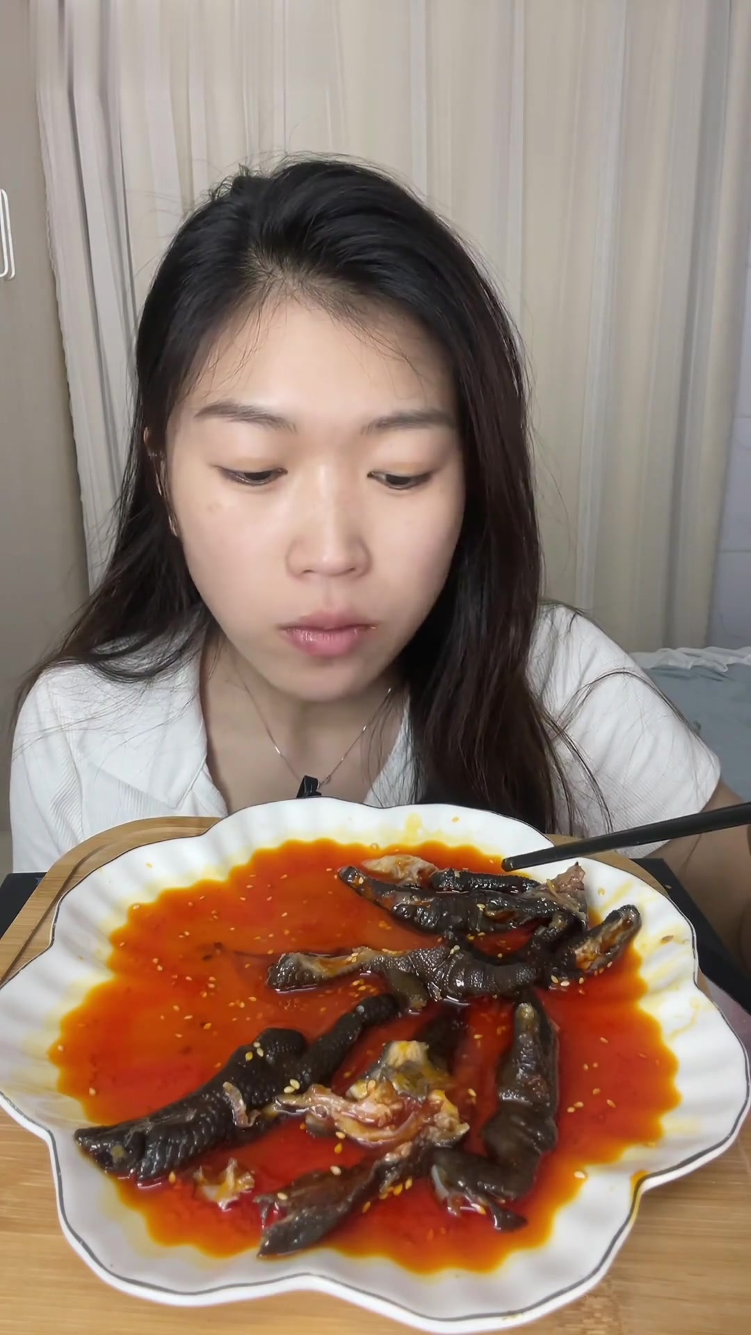 铺满红油的乌鸡爪子，你们觉得好吃嘛？