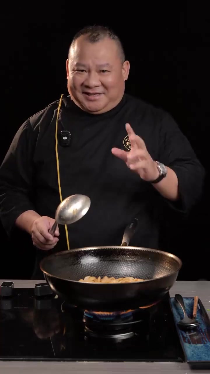 潮汕老式炒粿条，鲜绿芥蓝配嫩滑牛肉