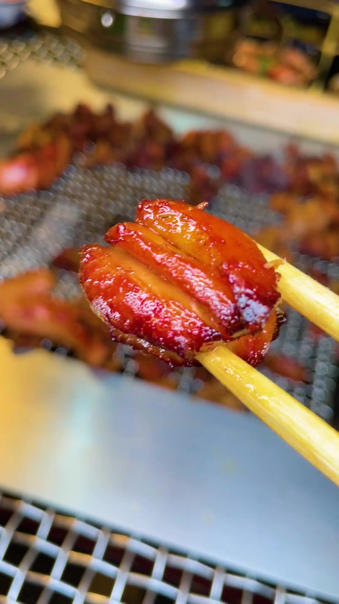 这个也太馋人了吧,烤小鸡加烤肉!