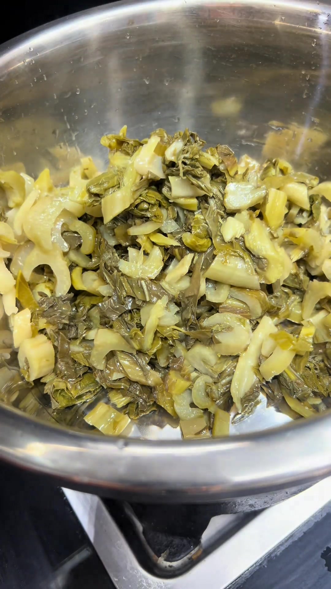 不添一粒盐，只留山泉发酵的原生酸爽！贵州毕节无盐酸菜，让乳酸菌在时光里自然起舞，酸得纯粹，