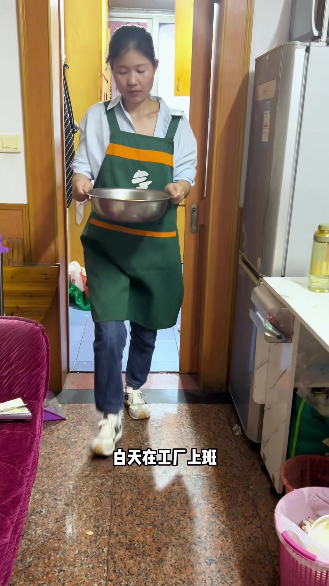 90后一家在上海，69块9团购了7个荤菜，晚餐做个火锅