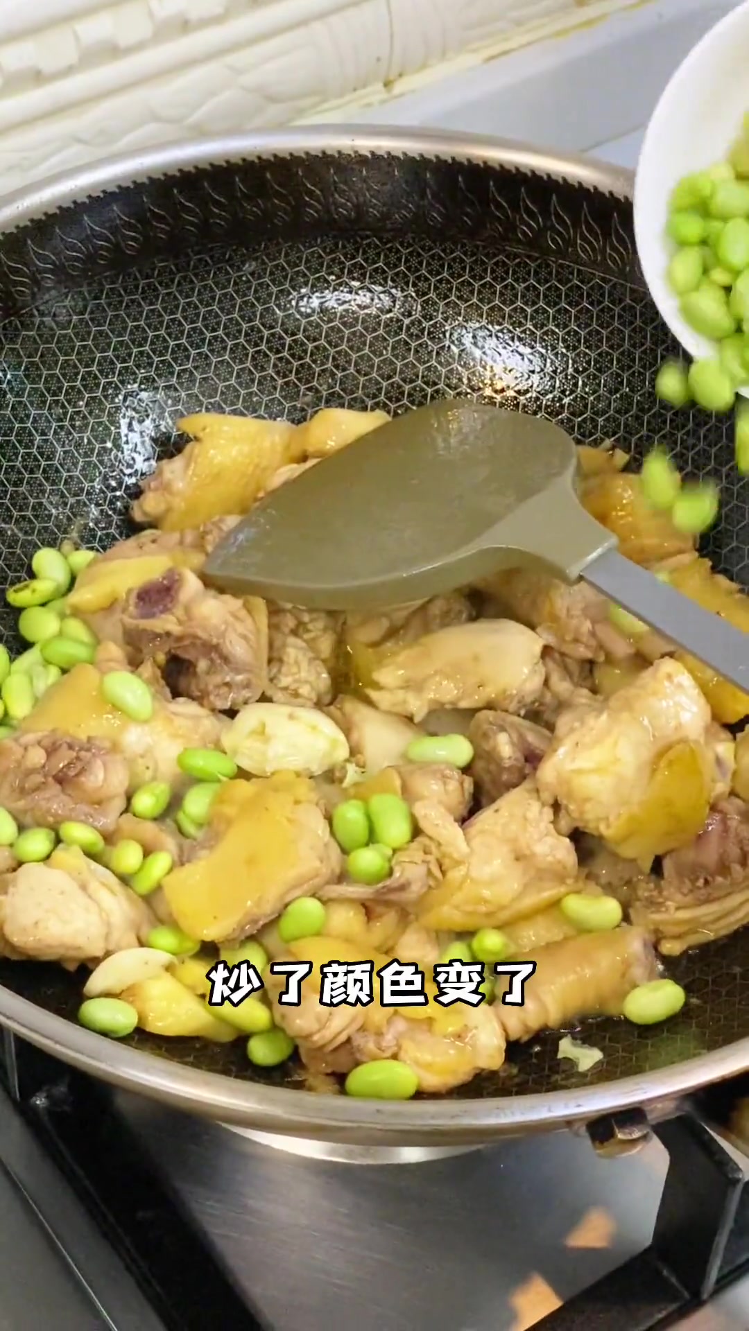 今日家常菜：毛豆子烧童子鸡，鲜香又嫩
