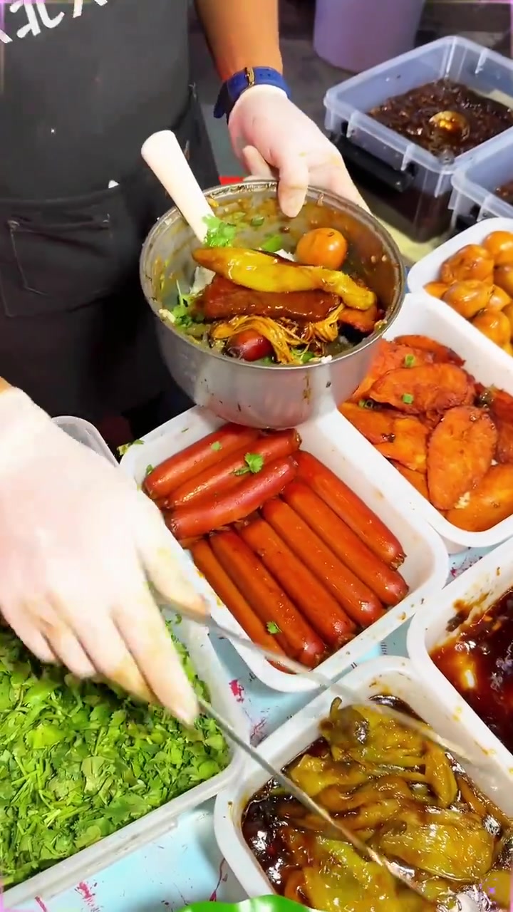 东北街头4斤一个的大饭包，被这惊人的菜量给震惊住了！
