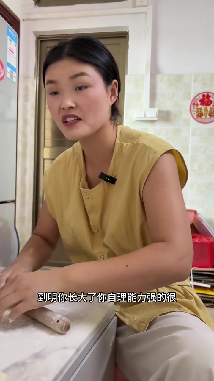 看着孩子成长，闺女帮忙包饺子，小小的人突然长大