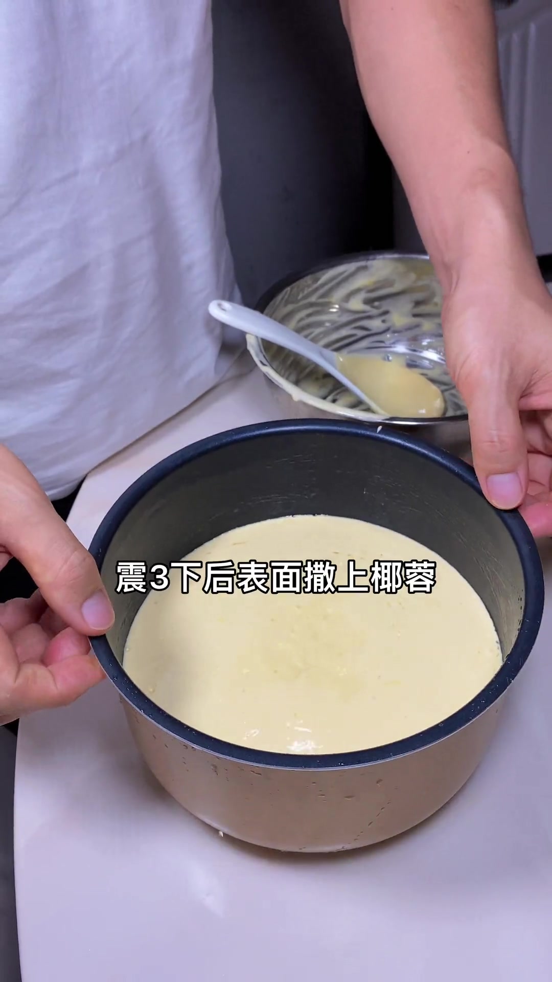 在家用鸡蛋和电饭锅就能做，蓬松香甜椰蓉蛋糕啦！