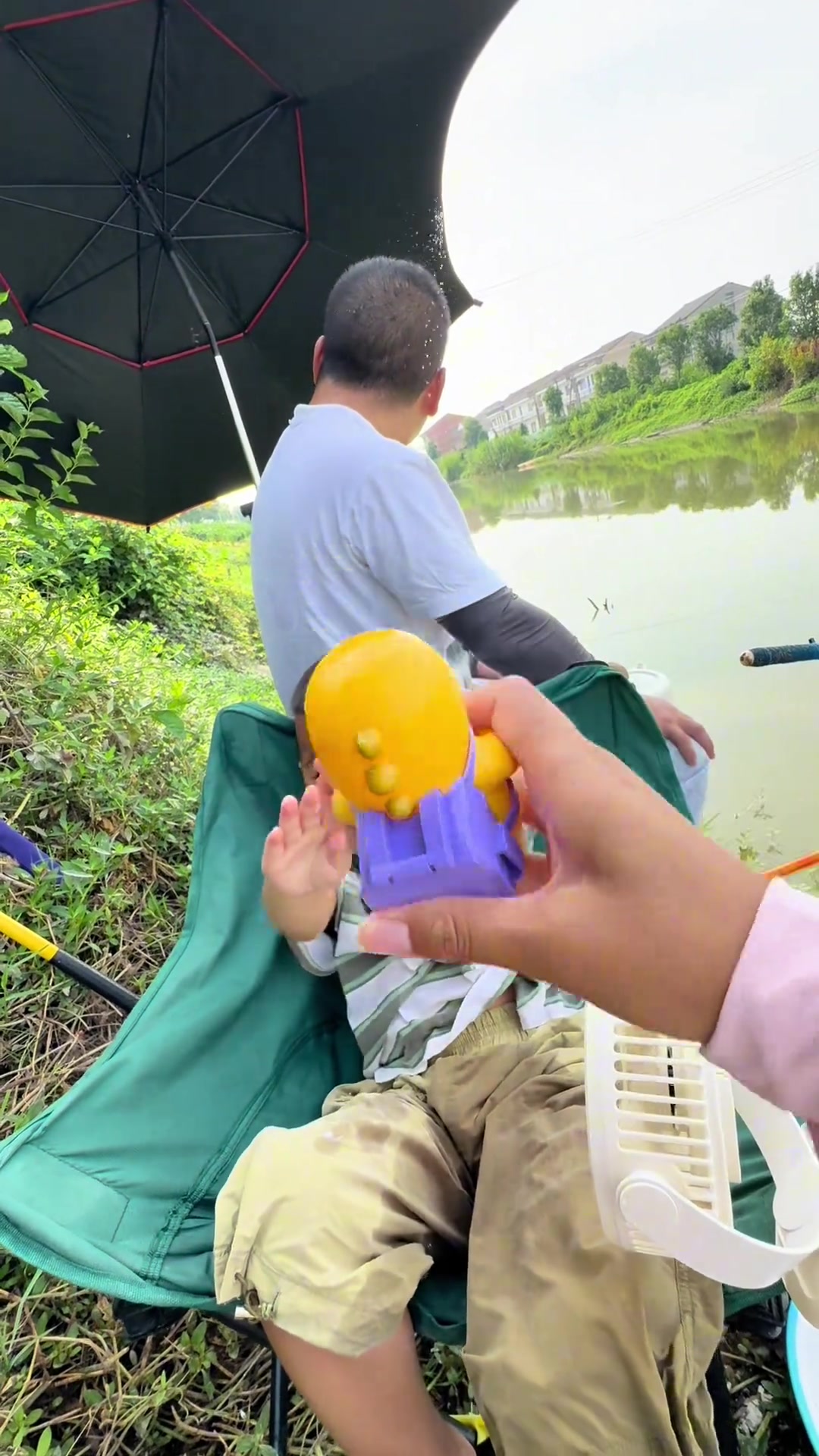 小米粥看到鱼都不想吃了，钓鱼的搞笑日常趣事