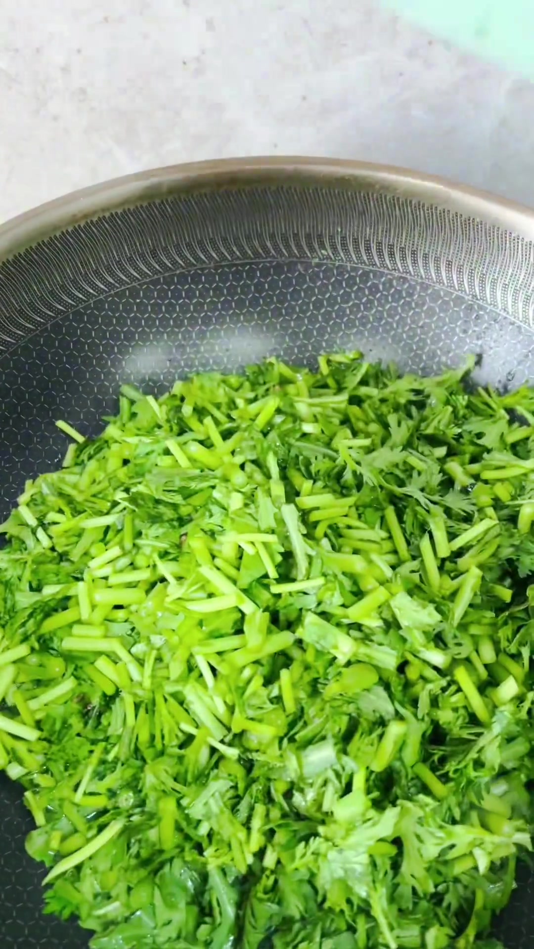 猪油的香味拌着茼蒿的鲜这锅米饭绝了！喜欢这一口的有木有？