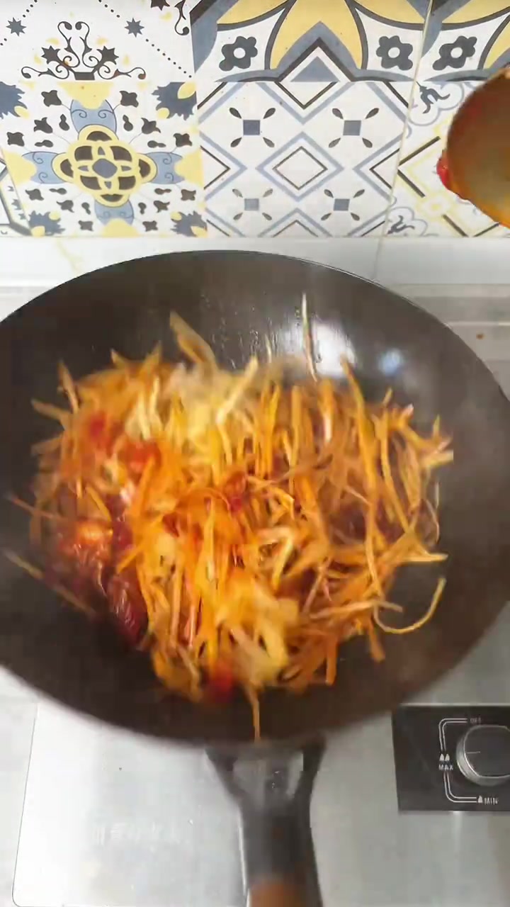 家常土豆丝拌面，香浓可口，家家都有独特炒法