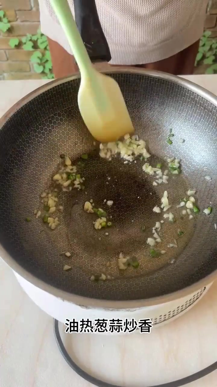 手擀面片汤，每次俺妈做这个酸汤面片，都吃不够，汤好喝，面筋道