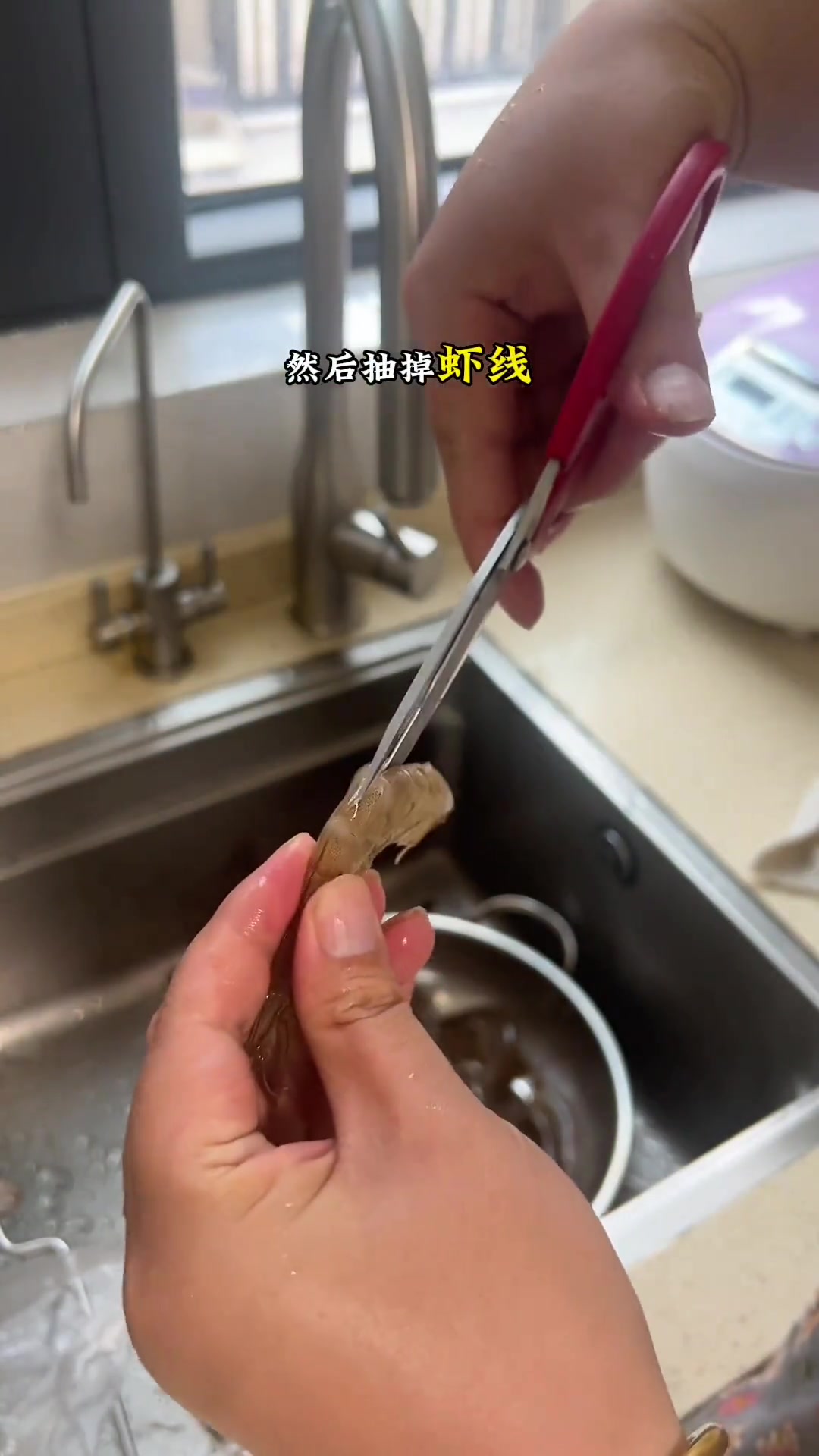 儿子总让做基围虾，我做简单油爆虾，他一人吃光