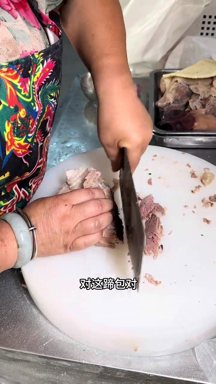 在蚌埠吃一碗纯手工擀制的杠子面，一碗干扣加一碗蹄包汤和蛋花汤一共19元，面条劲道十足