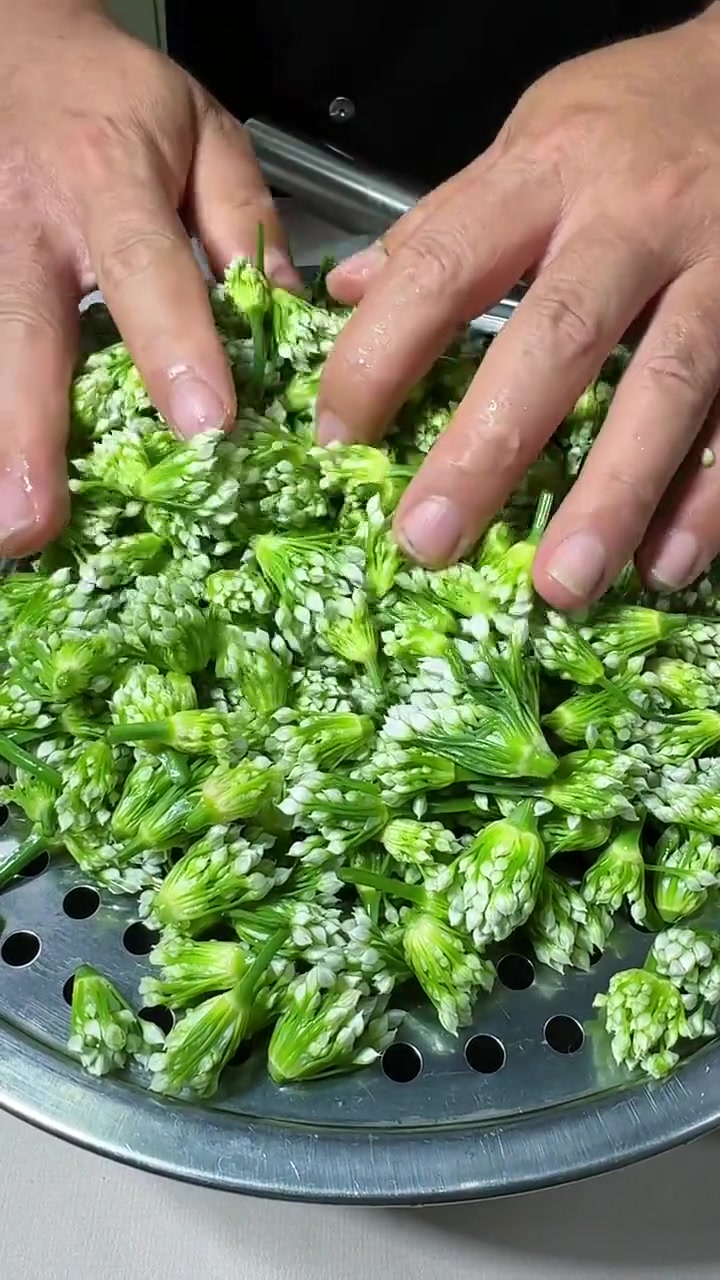 超简单！教你做鲜美翠绿不易坏的韭菜花