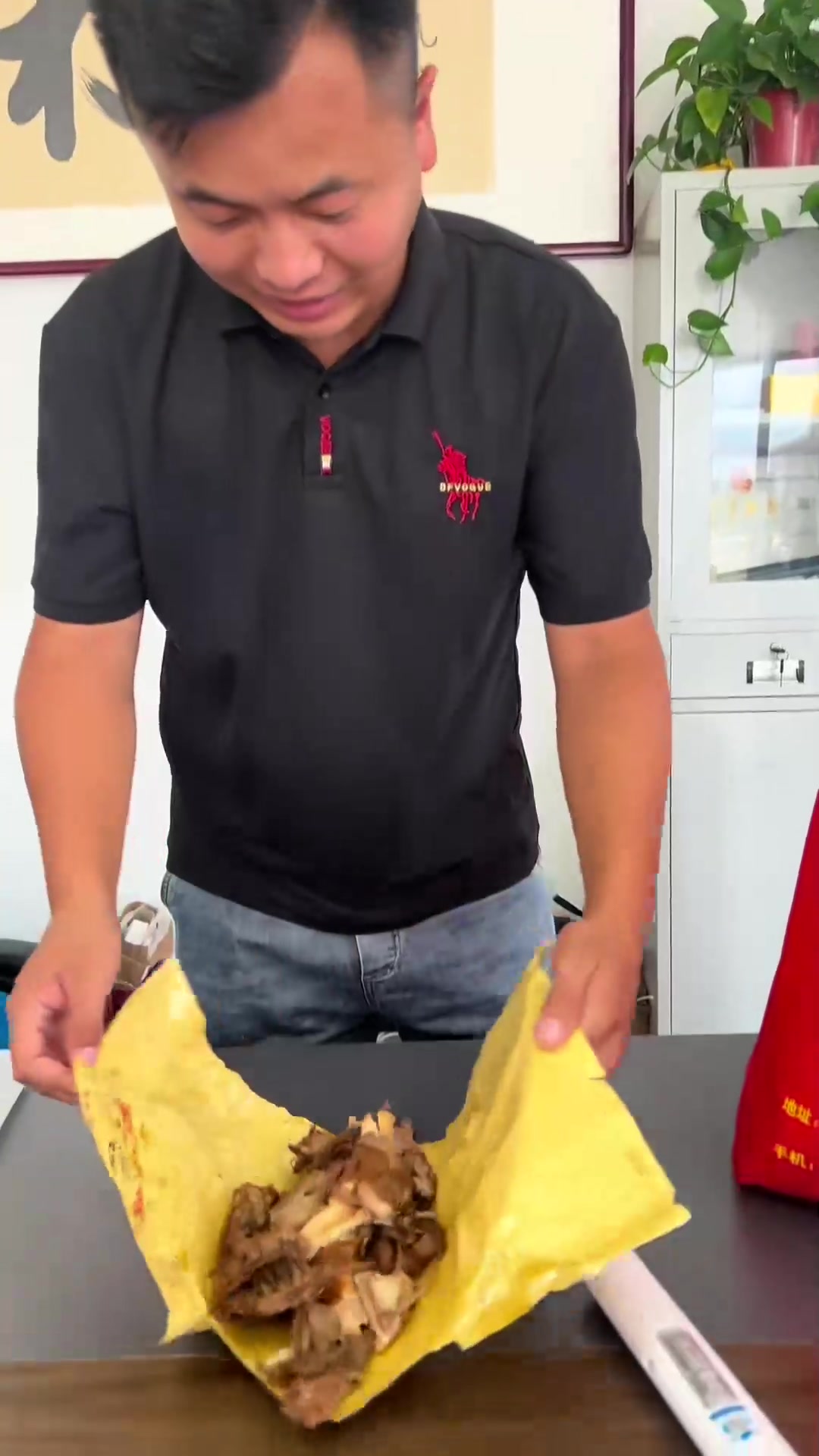 中午安排大锅炖熏烟鸡炖冬瓜，连连说香喷喷