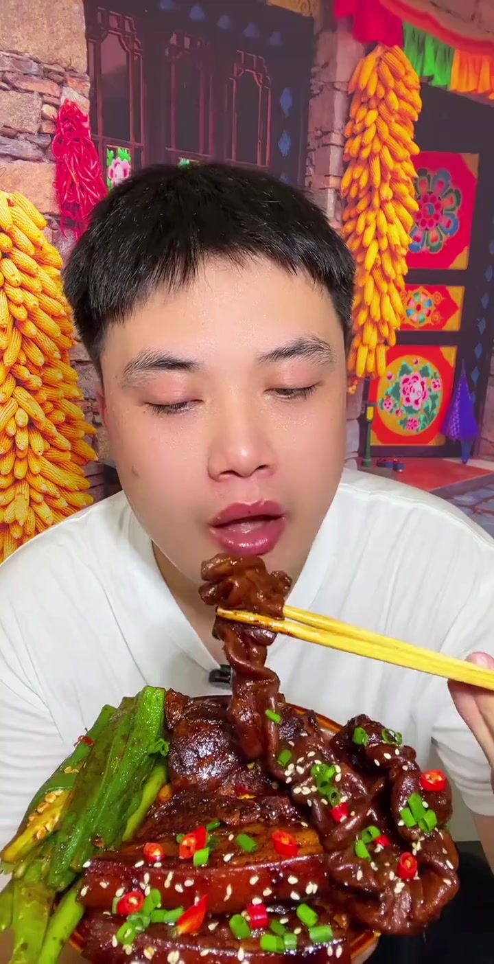 做农村家常菜红烧大刀肉等，耗时久食欲满满！