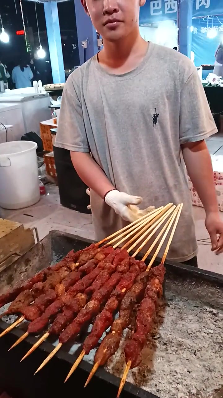 买烤肉串时新疆人说话,竟让我觉得最好听